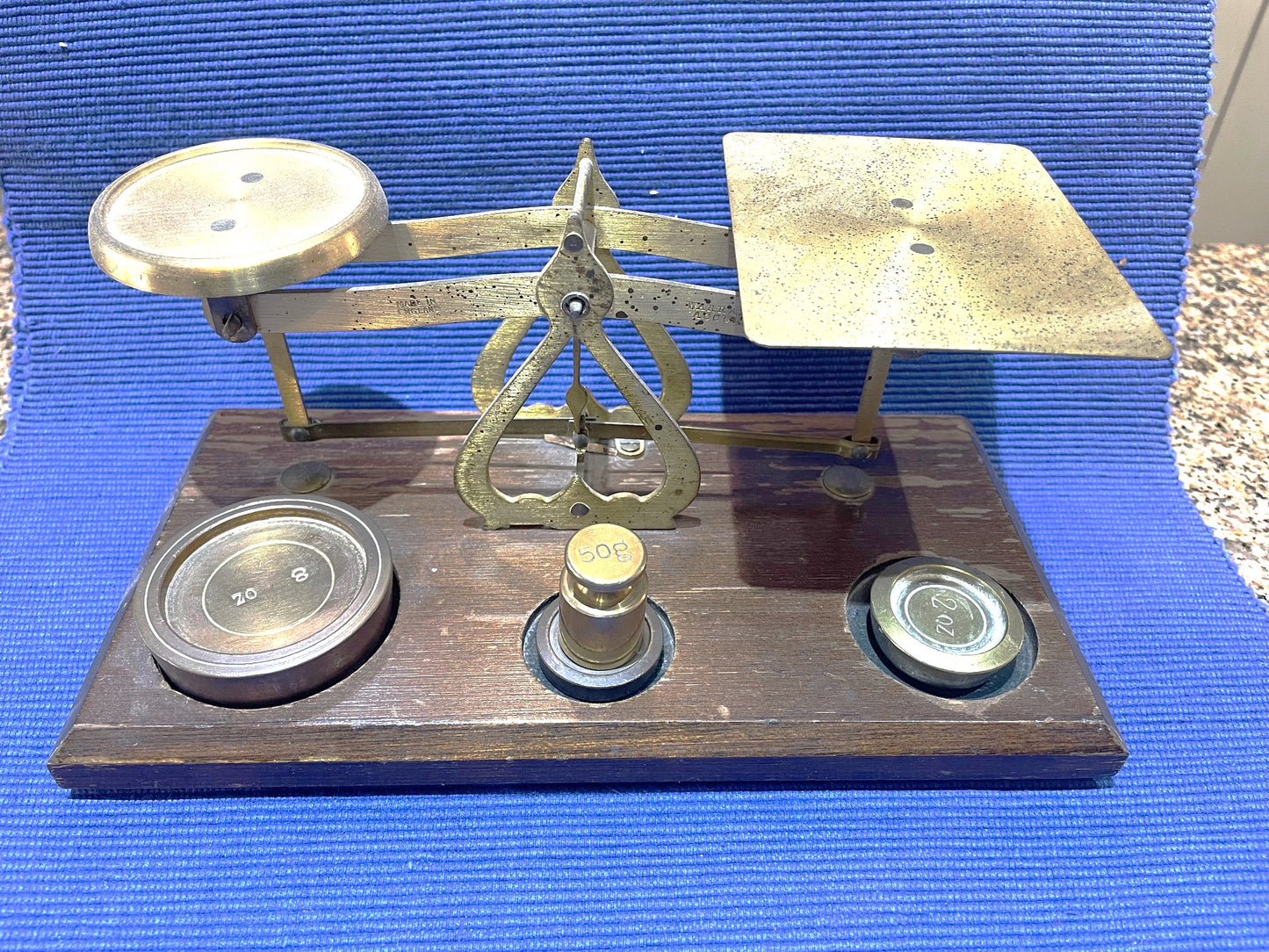 Pesa o Balanza Postal De Madera Y Bronce Inglesa 4 Pesas