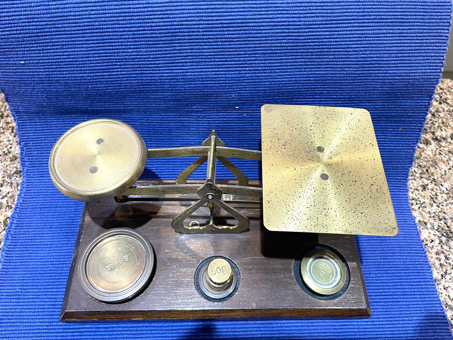 Pesa o Balanza Postal De Madera Y Bronce Inglesa 4 Pesas