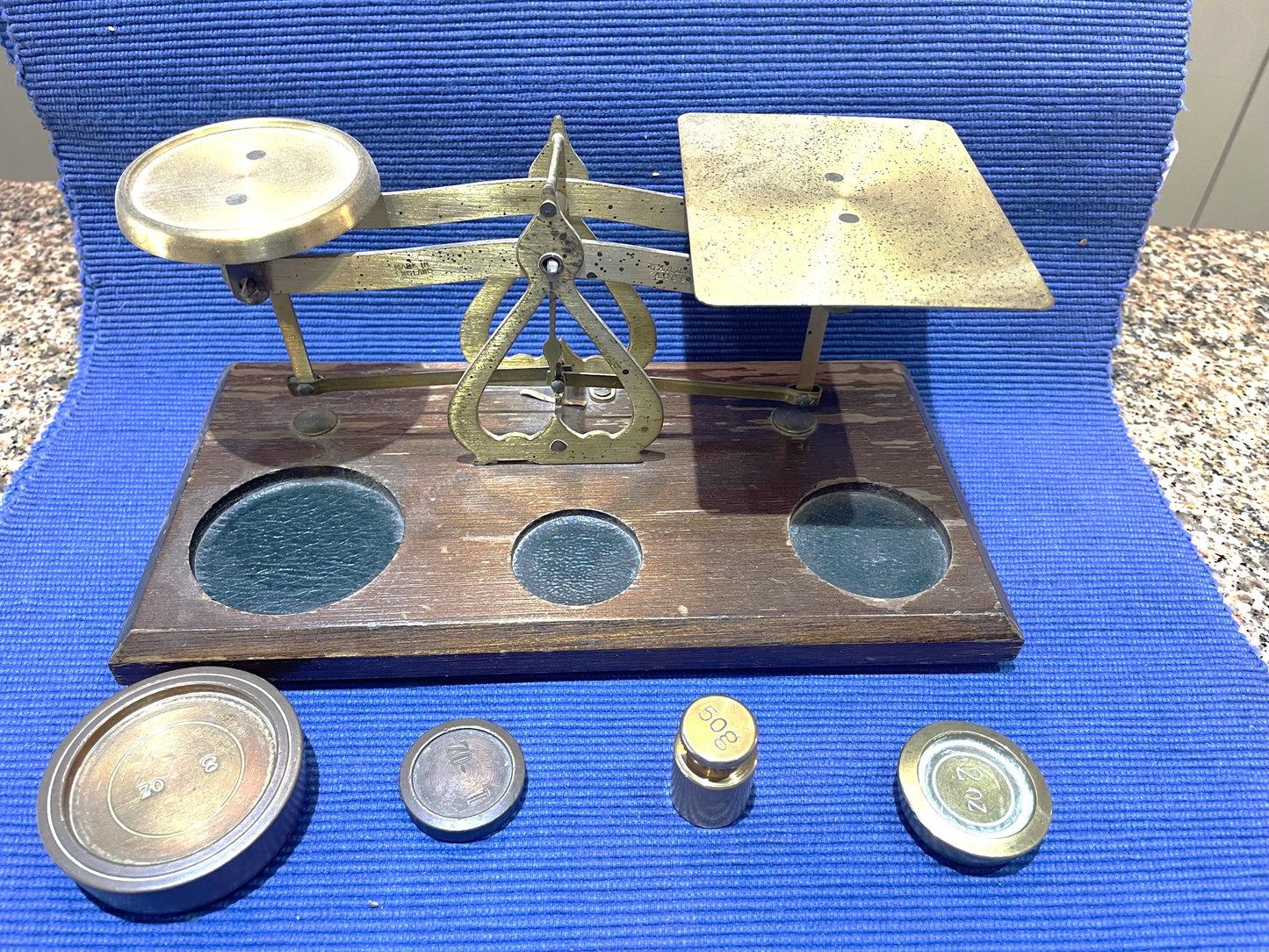 Pesa o Balanza Postal De Madera Y Bronce Inglesa 4 Pesas