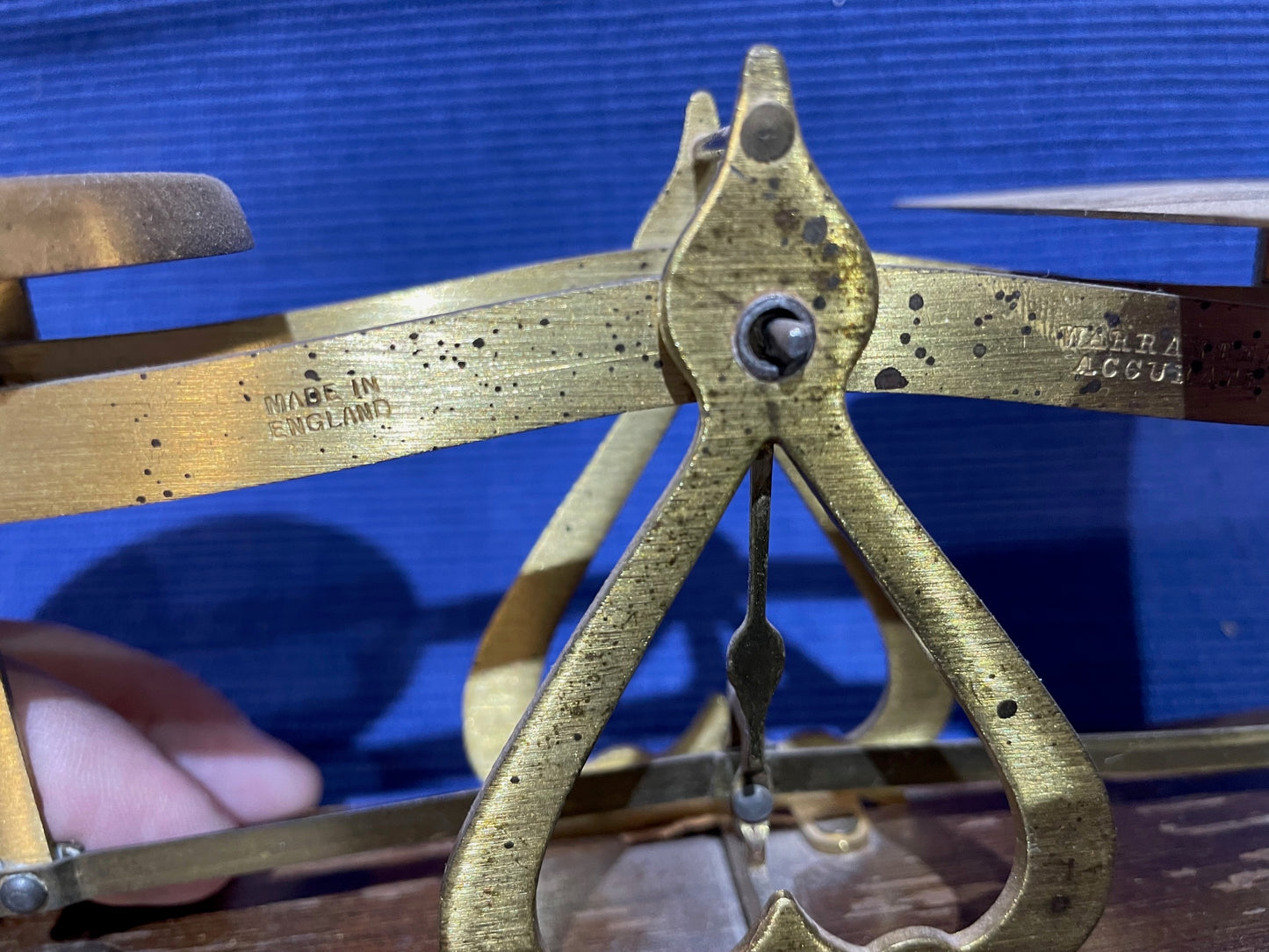 Pesa o Balanza Postal De Madera Y Bronce Inglesa 4 Pesas
