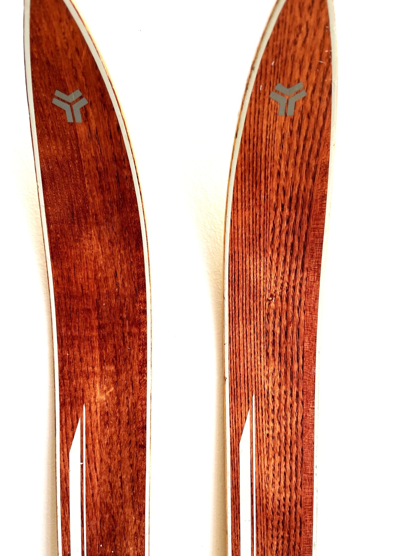 Preciosos Esquíes Skis De Madera 1,3 Mts