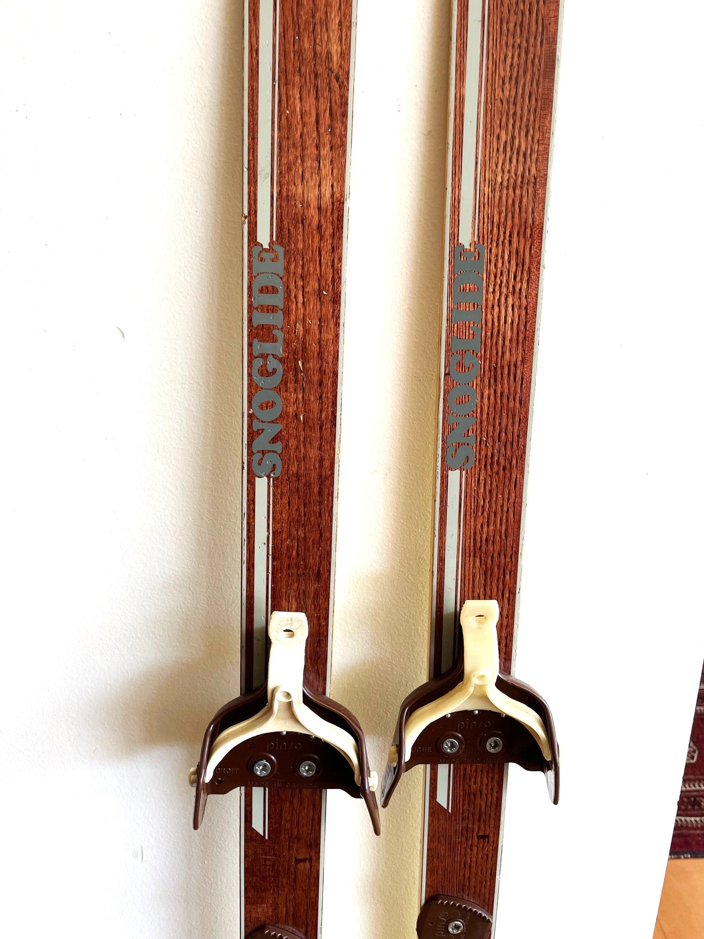 Preciosos Esquíes Skis De Madera 1,3 Mts