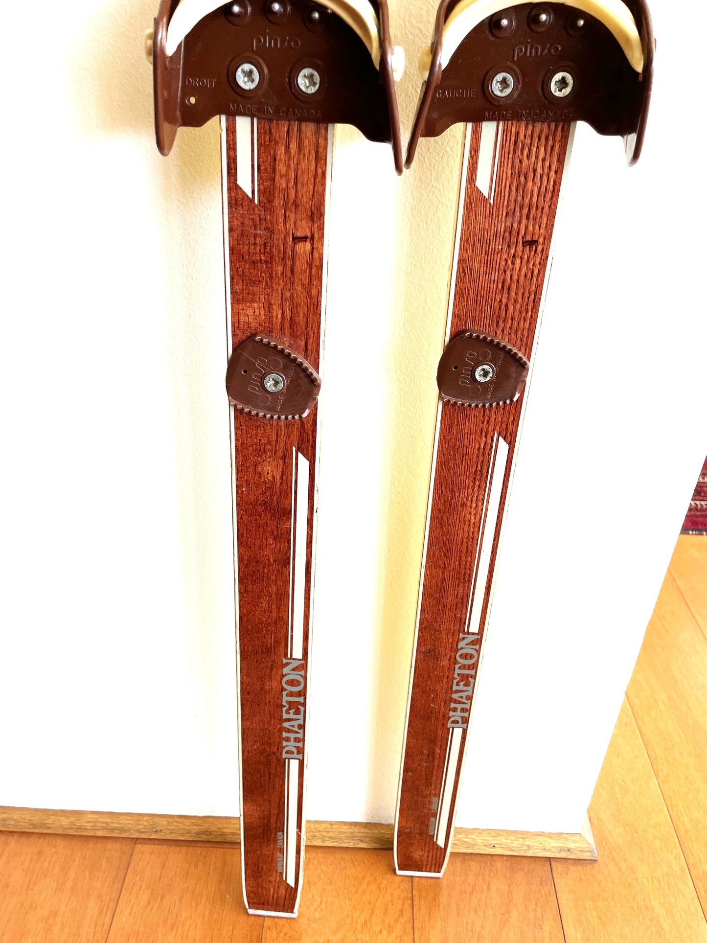 Preciosos Esquíes Skis De Madera 1,3 Mts