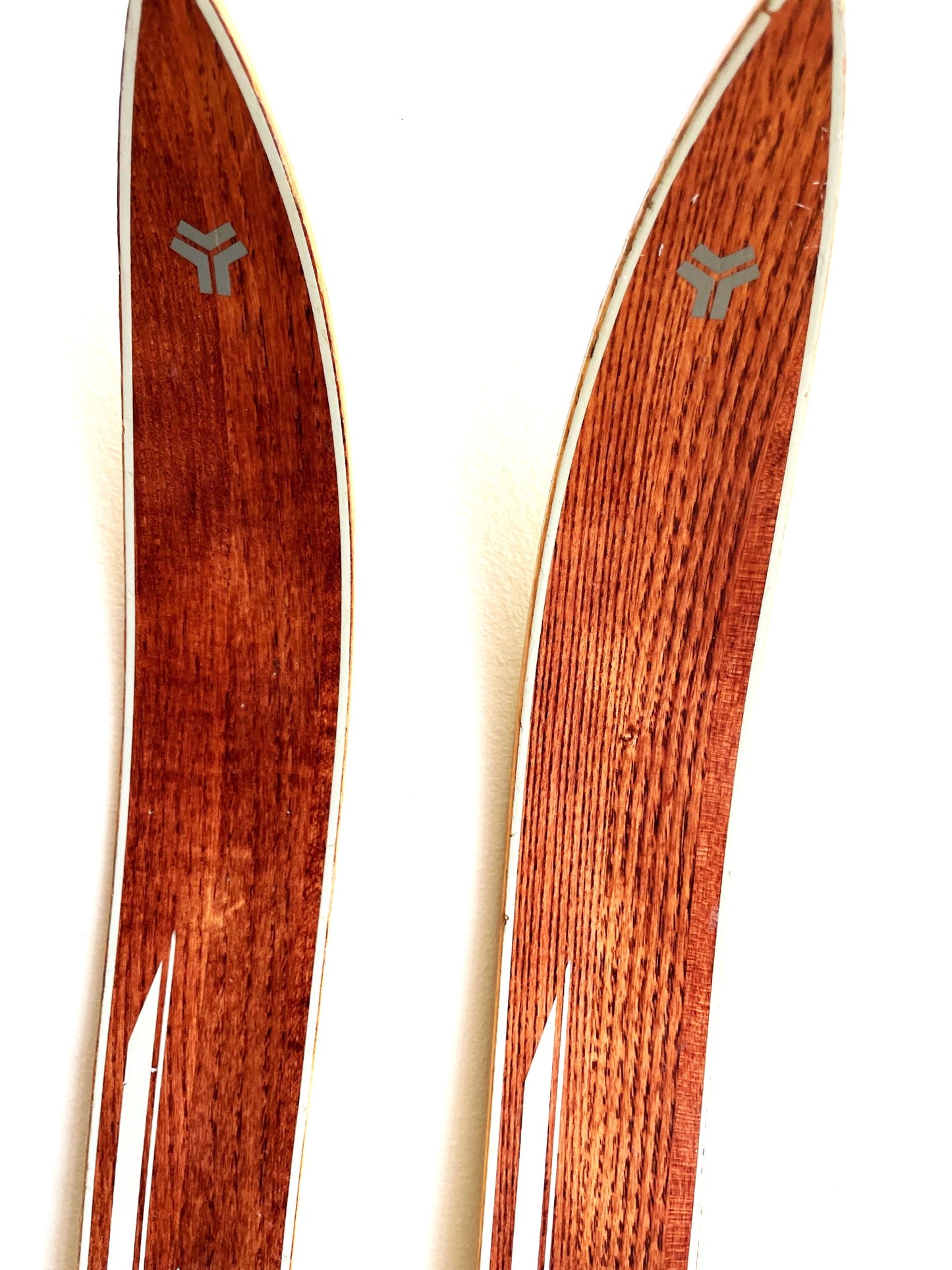 Preciosos Esquíes Skis De Madera 1,3 Mts