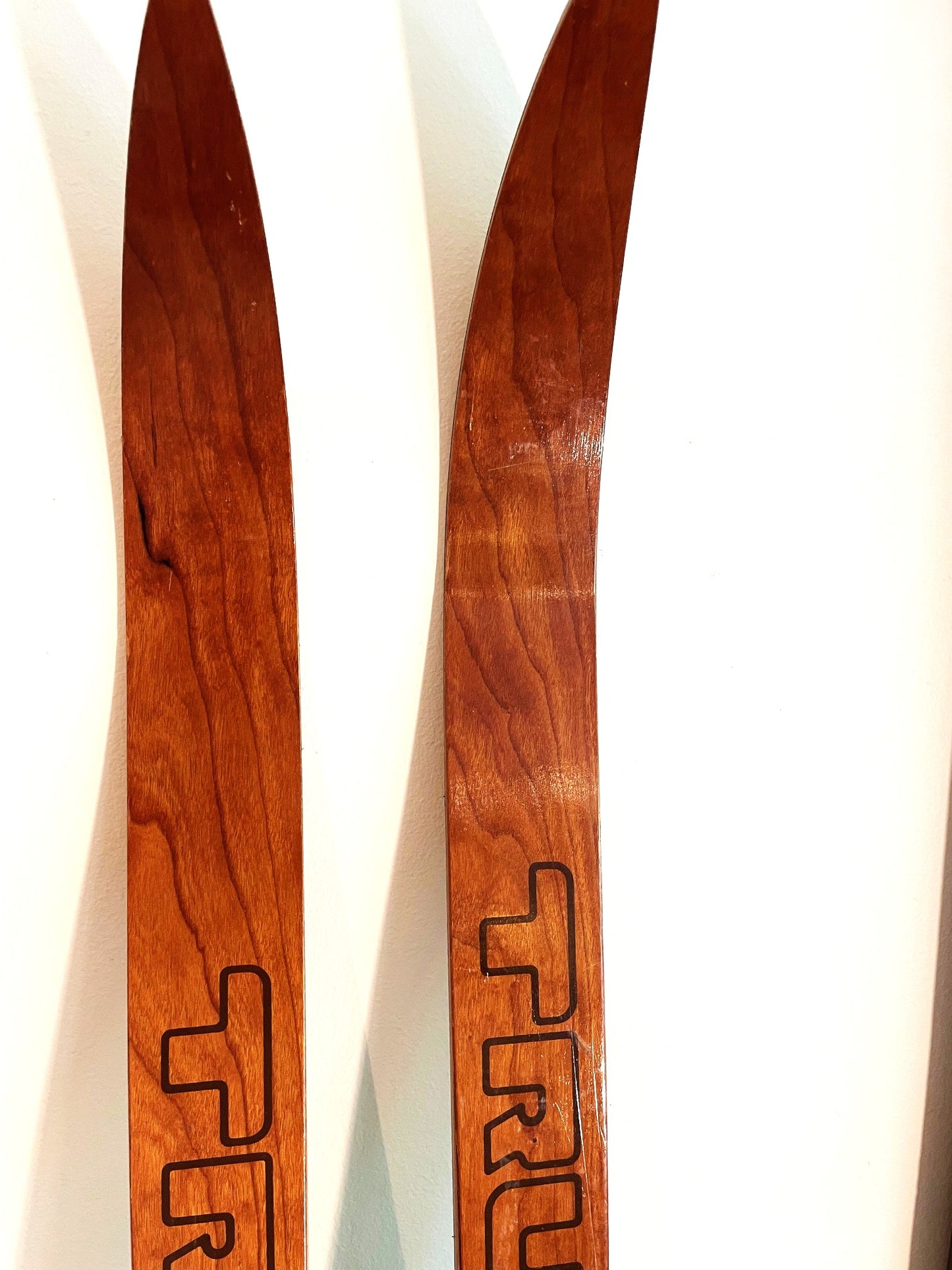 Preciosos Esquíes Skis Nórdicos De Madera 1,84 mts