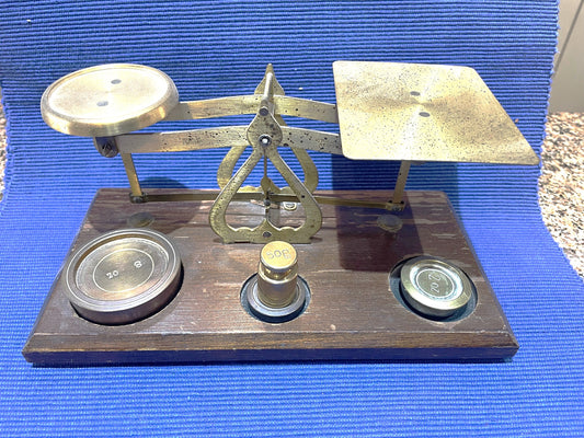 Pesa o Balanza Postal De Madera Y Bronce Inglesa 4 Pesas