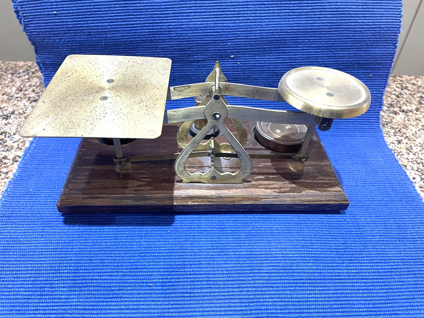 Pesa o Balanza Postal De Madera Y Bronce Inglesa 4 Pesas
