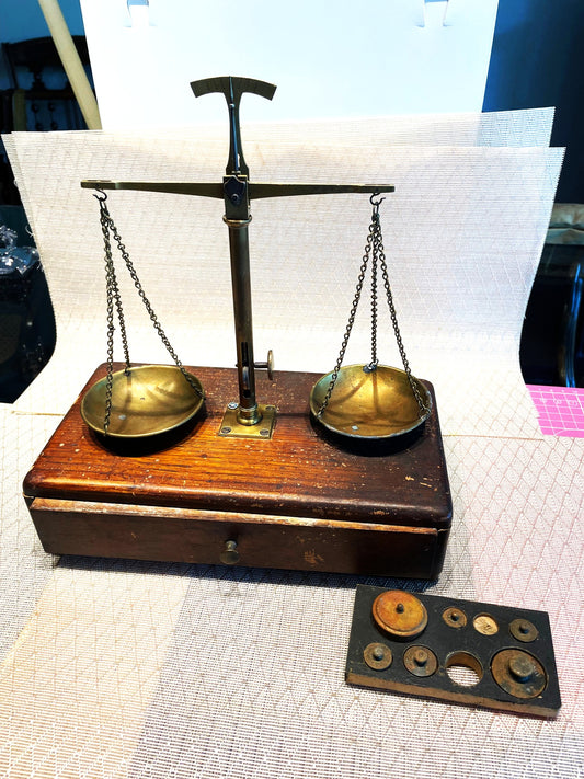 Muy Antigua Pesa Balanza De Joyeria De Bronce Y Madera