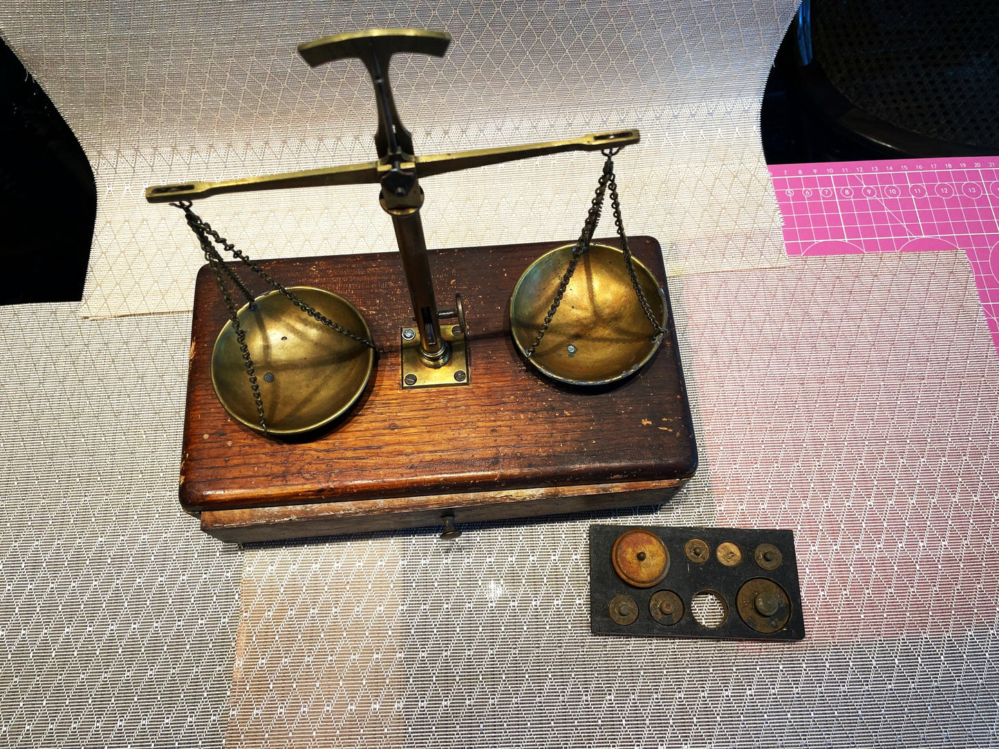 Muy Antigua Pesa Balanza De Joyeria De Bronce Y Madera