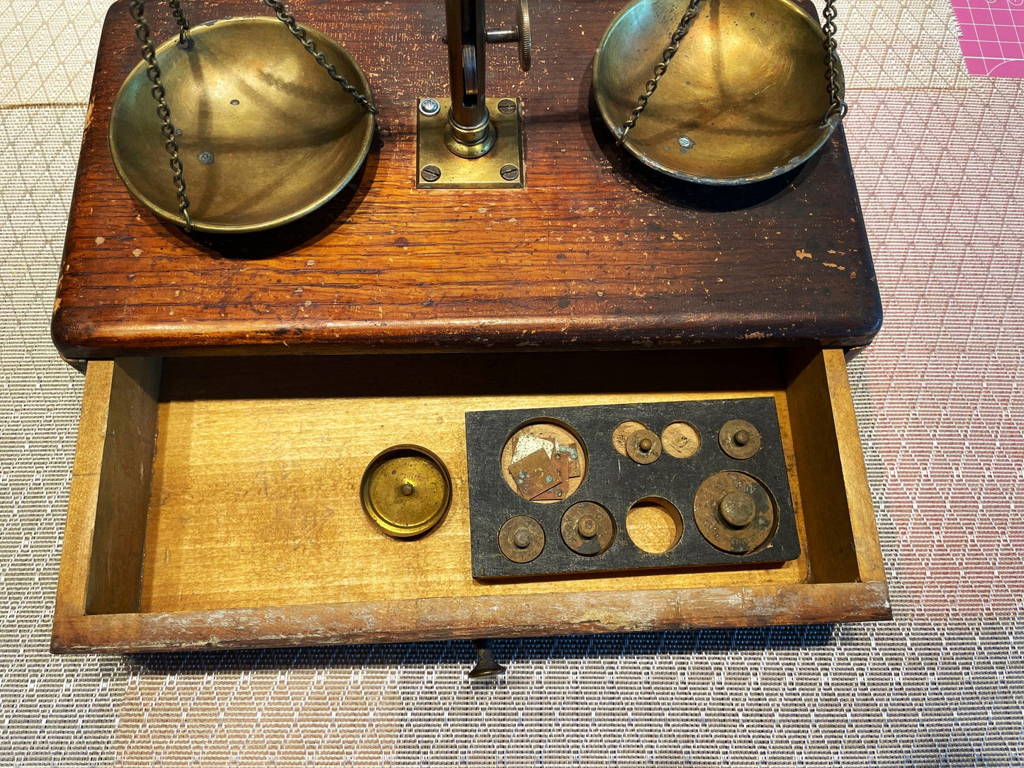 Muy Antigua Pesa Balanza De Joyeria De Bronce Y Madera