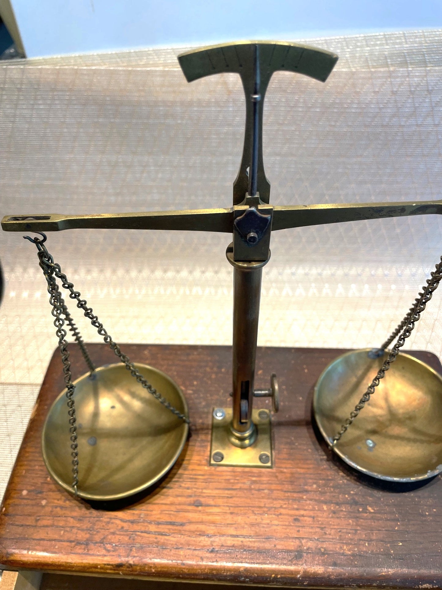 Muy Antigua Pesa Balanza De Joyeria De Bronce Y Madera