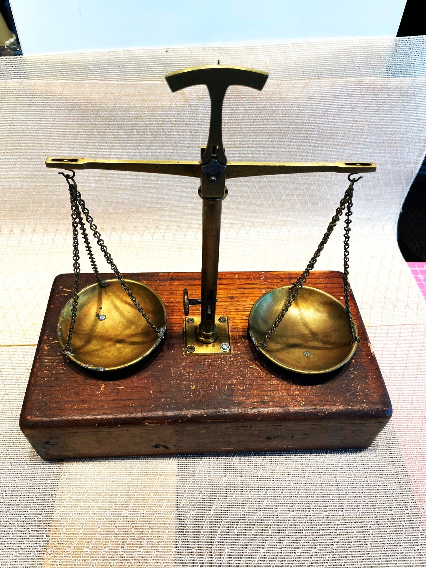 Muy Antigua Pesa Balanza De Joyeria De Bronce Y Madera