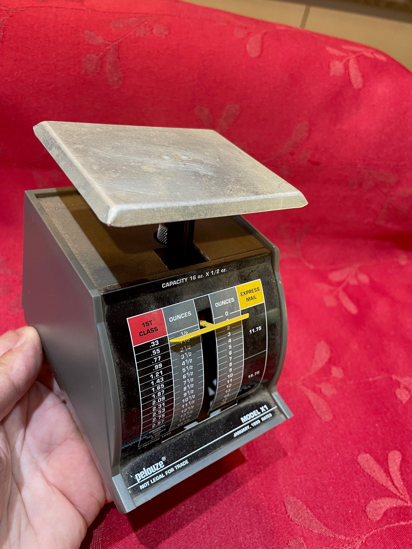 Par De Pequeñas Pesas O Balanzas Postales