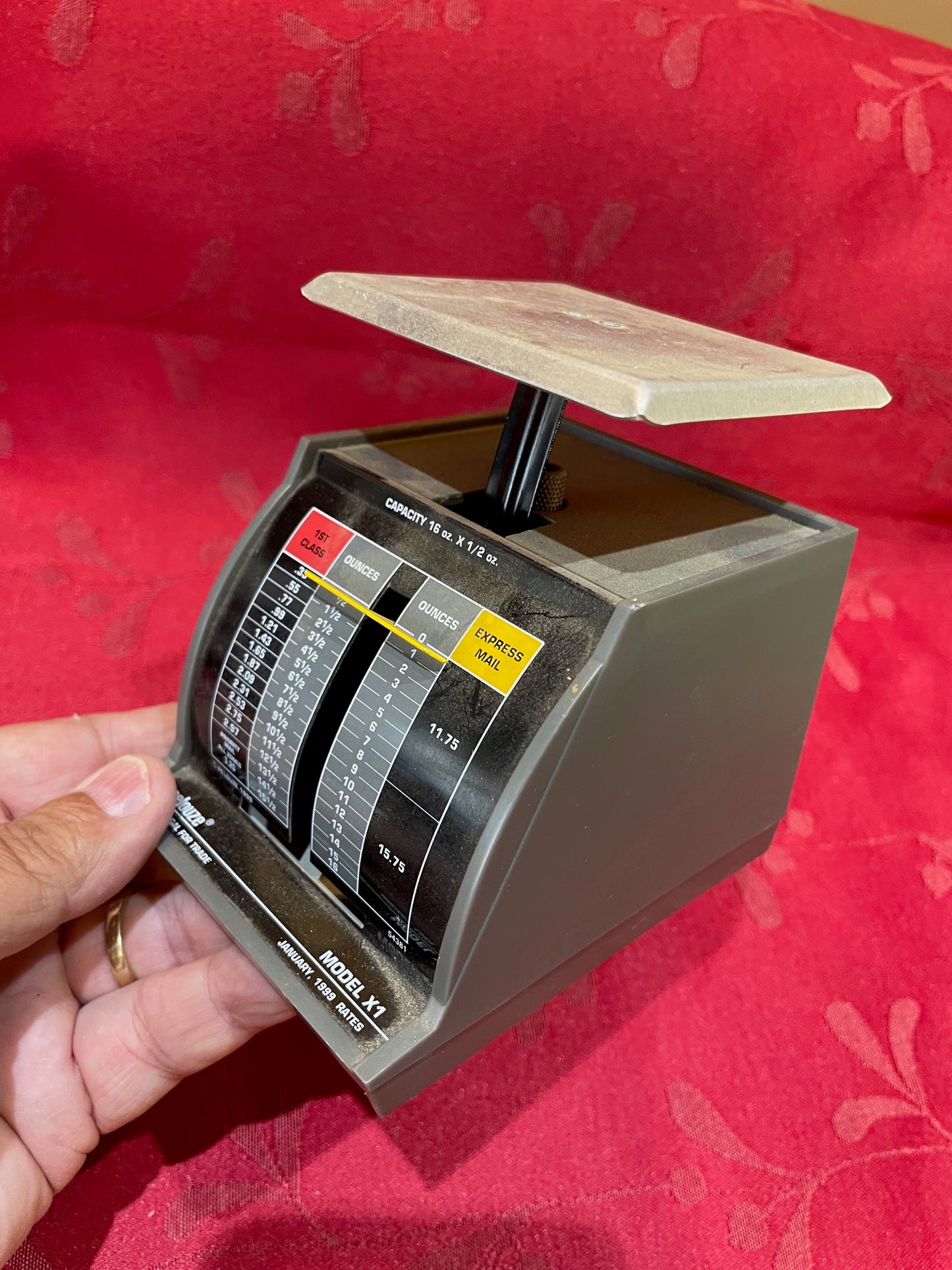 Par De Pequeñas Pesas O Balanzas Postales