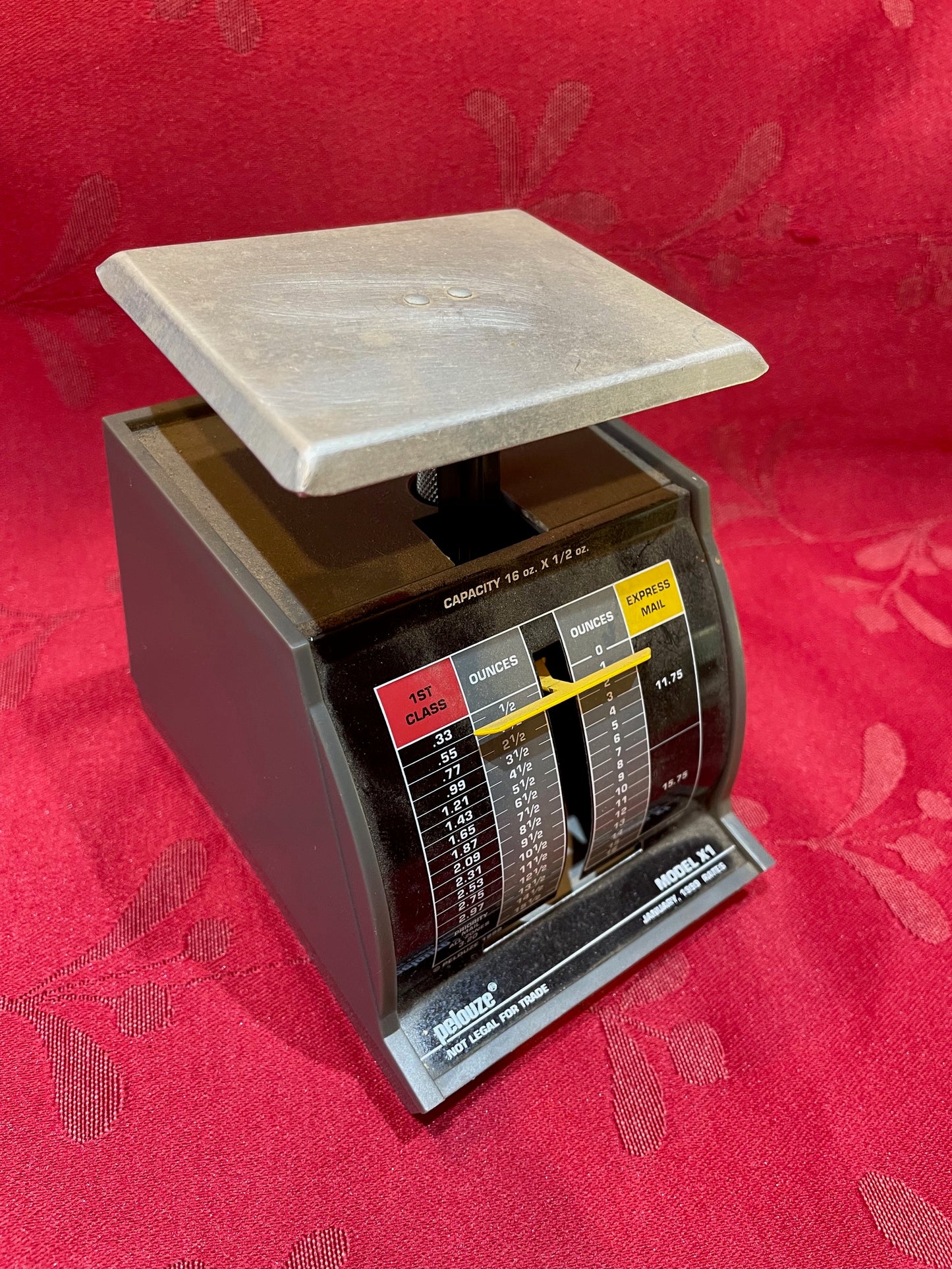 Par De Pequeñas Pesas O Balanzas Postales