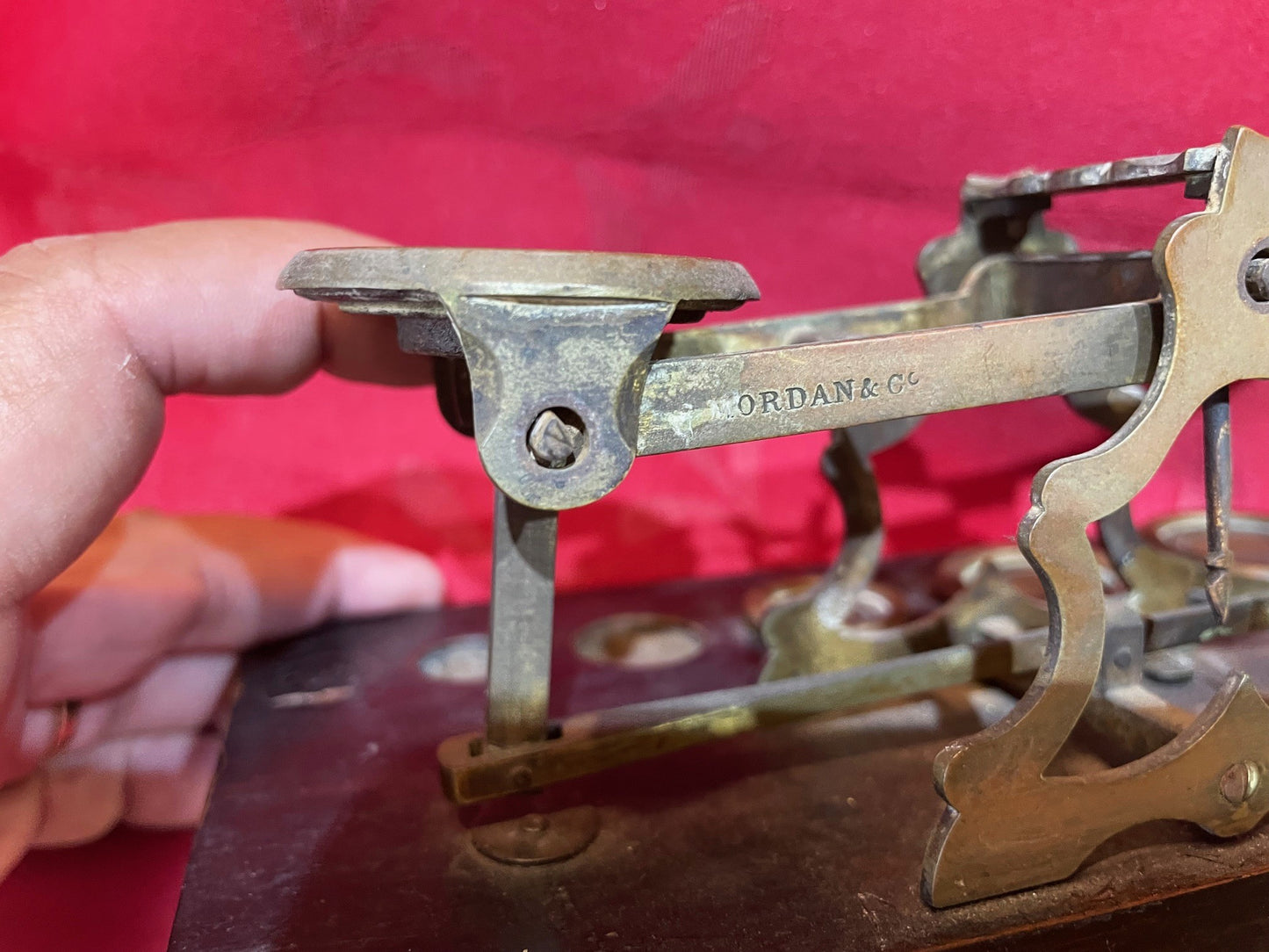 Pesa O Balanza Inglesa De Madera Y Bronce S Mordan