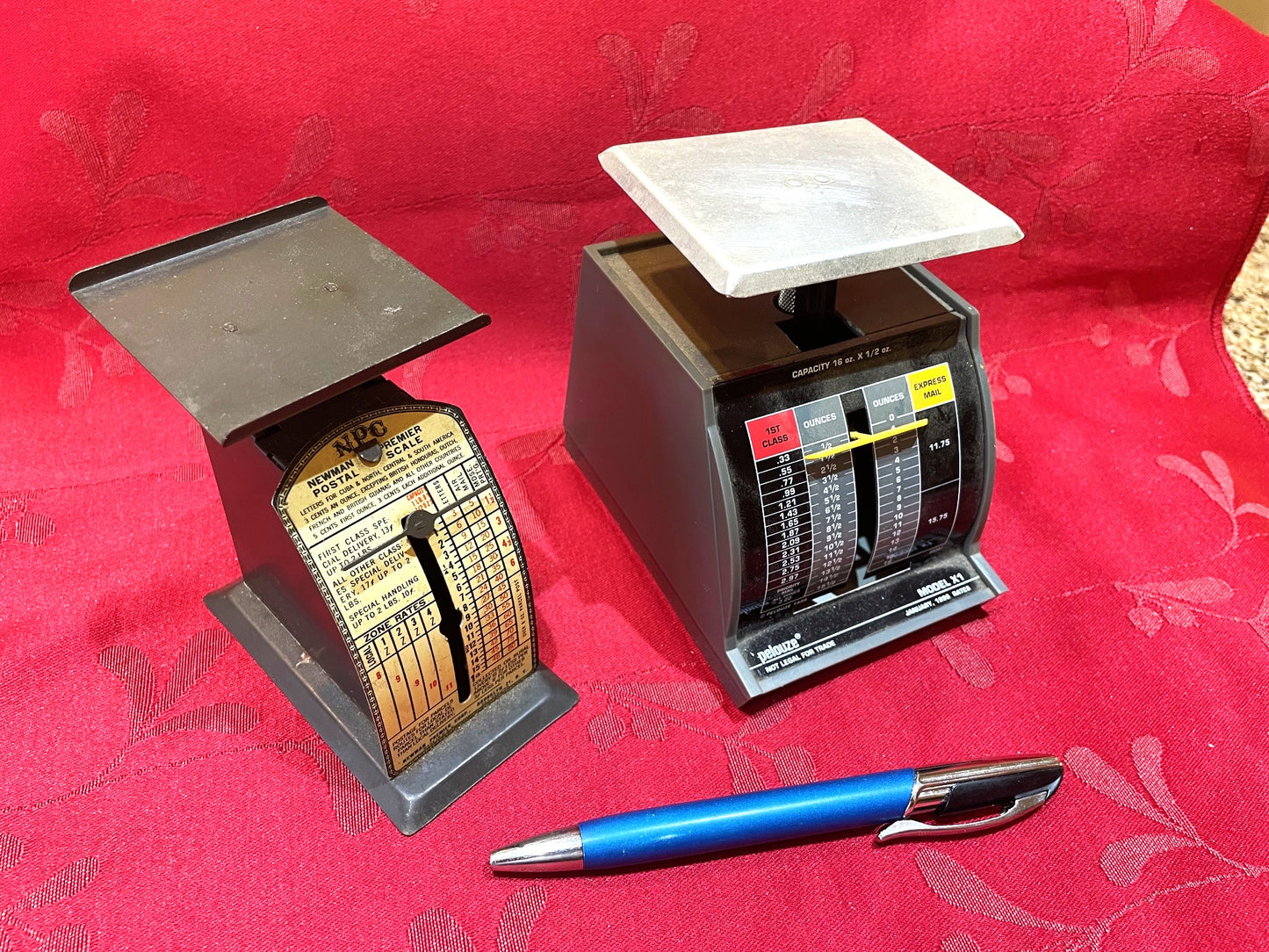 Par De Pequeñas Pesas O Balanzas Postales