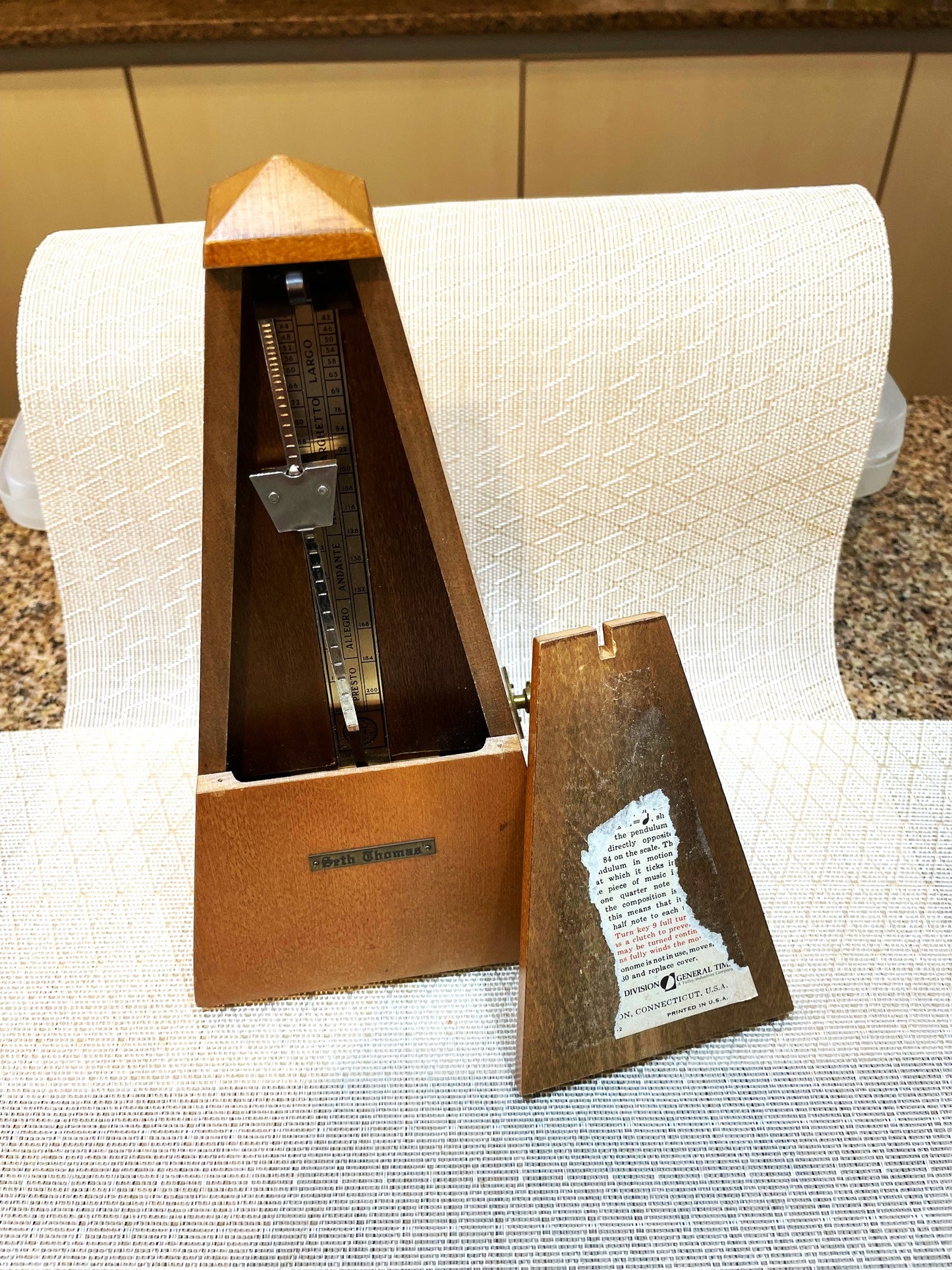 Antiguo Metronomo De Madera Seth Thoma Americano Buen Estado