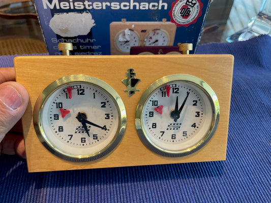 Reloj de ajadrez analogo aleman en madera