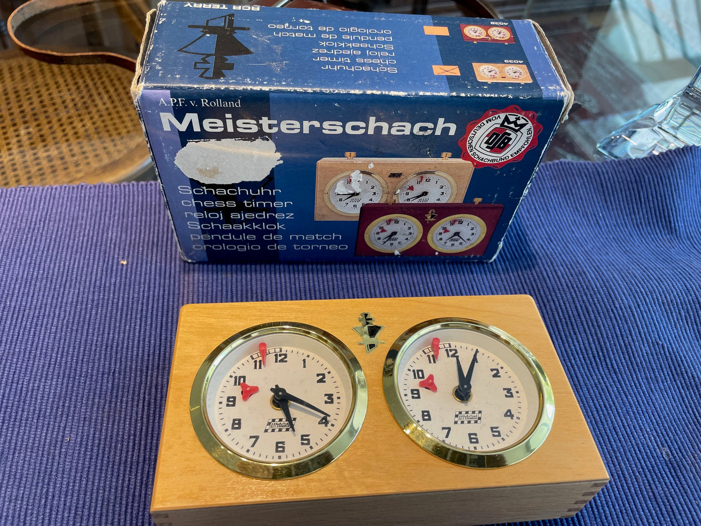 Reloj de ajadrez analogo aleman en madera