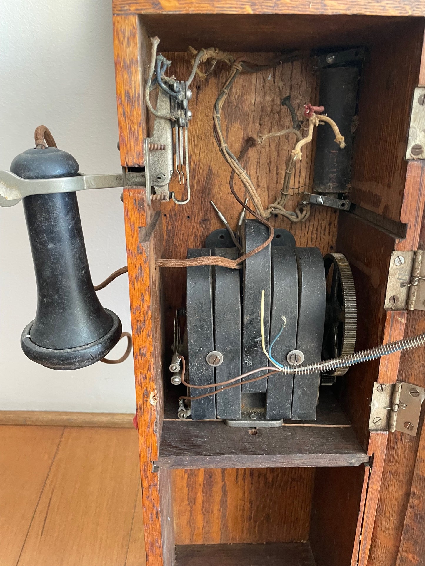 Precioso Antiguo Telefono De Pared De Madera